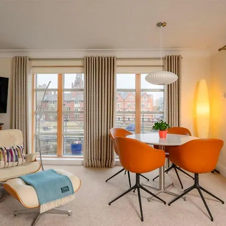 Stylish With River Views & Parking