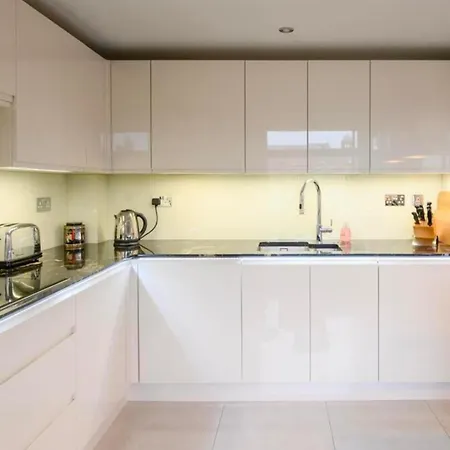 Stylish With River Views & Parking