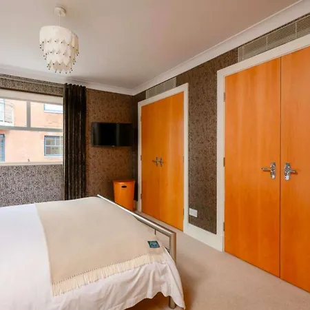 Stylish With River Views & Parking