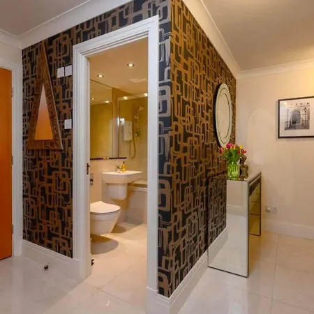 Stylish With River Views & Parking