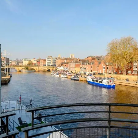 Stylish With River Views & Parking Apartamento York